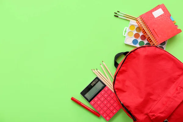 Κόκκινο Σχολείο Σακίδιο Πλάτης Αριθμομηχανή Μολύβια Χρώμα Και Ακουαρέλες Πράσινο — Φωτογραφία Αρχείου
