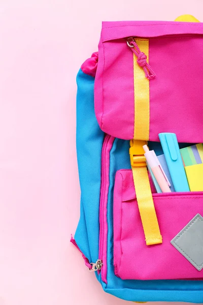 Farbe Schulrucksack Mit Notizbüchern Und Schreibwaren Auf Rosa Hintergrund — Stockfoto