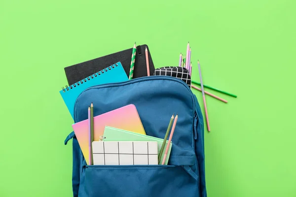 Mochila Escolar Azul Con Cuadernos Lápices Sobre Fondo Verde —  Fotos de Stock