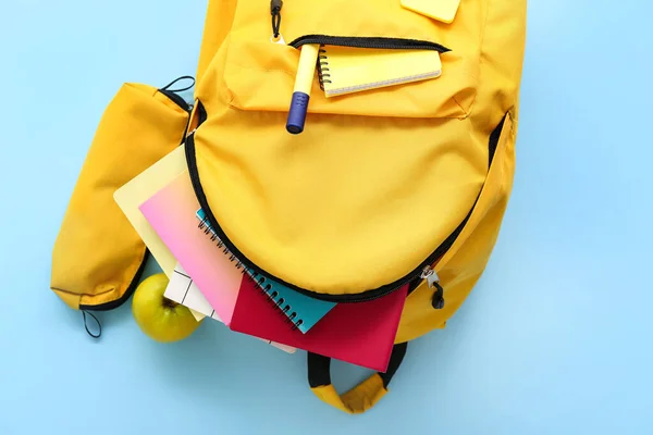 Mochila Escolar Amarilla Con Estuche Lápiz Cuadernos Manzana Sobre Fondo — Foto de Stock