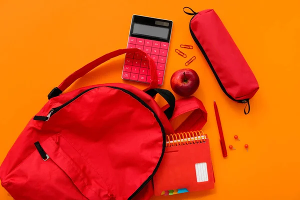 Mochila Escolar Vermelha Com Estojo Lápis Calculadora Maçã Fundo Laranja — Fotografia de Stock
