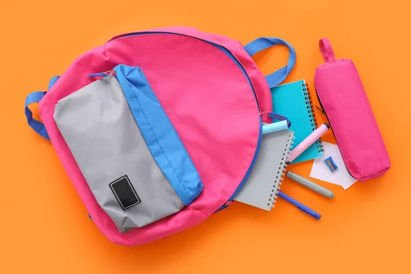 Ροζ Σχολική Τσάντα Πλάτης Κασετίνα Σημειωματάρια Και Μαρκαδόρους Πορτοκαλί Φόντο — Φωτογραφία Αρχείου