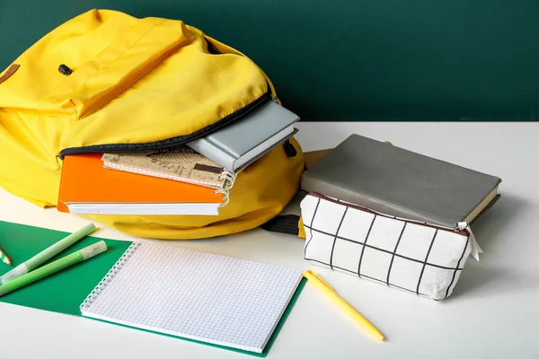 Yellow School Σακίδιο Πλάτης Σημειωματάρια Κασετίνα Και Μαρκαδόρους Λευκό Ξύλινο — Φωτογραφία Αρχείου