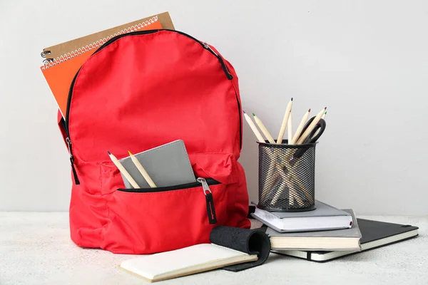 Mochila Escolar Roja Con Cuadernos Lápices Color Tijeras Mesa Grunge —  Fotos de Stock