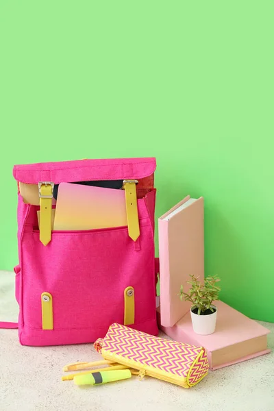 Pinkfarbener Schulrucksack Mit Büchern Mäppchen Und Zimmerpflanze Auf Weißem Holztisch — Stockfoto
