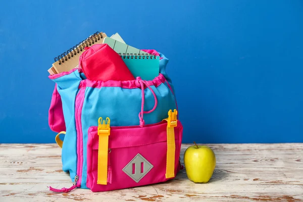 Farbe Schulrucksack Mit Notizbüchern Mäppchen Und Apfel Auf Holztisch Der — Stockfoto