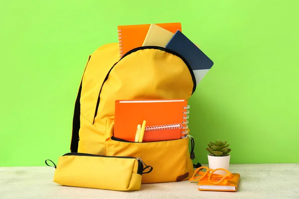 Mochila Escolar Amarilla Con Cuadernos Estuche Lápiz Anteojos Mesa Grunge — Foto de Stock