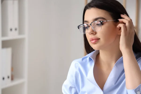 Vacker Ung Kvinna Bär Glasögon Kontoret — Stockfoto