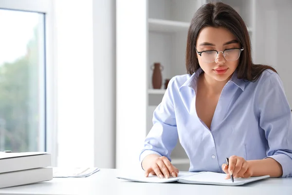 Vacker Ung Kvinna Bär Glasögon När Arbetar Kontoret — Stockfoto