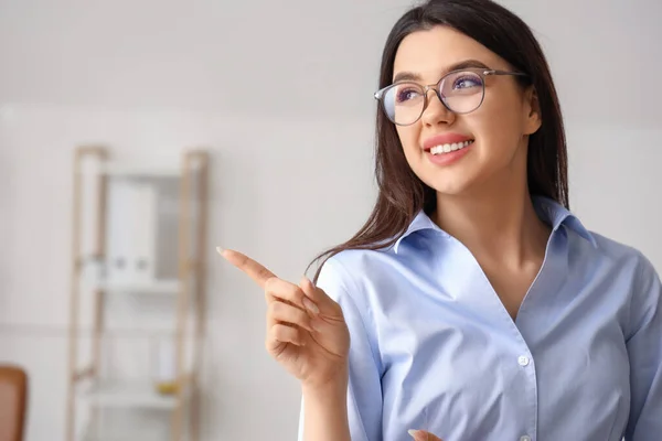 Beautiful Young Woman Wearing Glasses Pointing Something Office — Stock Photo, Image