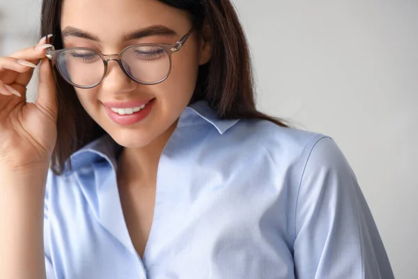 Vacker Ung Kvinna Bär Glasögon Kontoret — Stockfoto