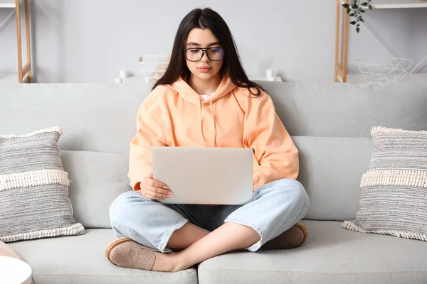 Young Woman Laptop Wearing Glasses Home — Stock Photo, Image