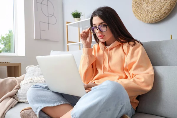 Young Woman Laptop Wearing Glasses Home — Stock Photo, Image