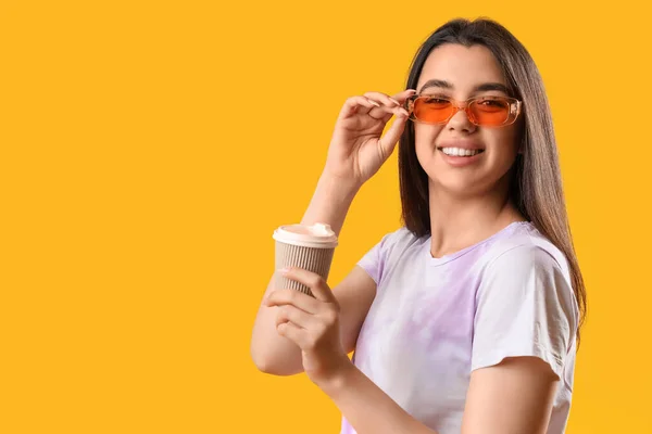 Vacker Ung Kvinna Bär Snygga Solglasögon Och Dricka Kaffe Gul — Stockfoto