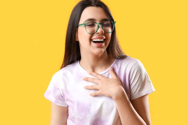 Glad Ung Kvinna Bär Glasögon Gul Bakgrund — Stockfoto