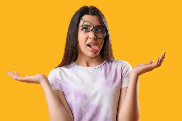 Verrückte Junge Frau Mit Brille Auf Gelbem Hintergrund — Stockfoto