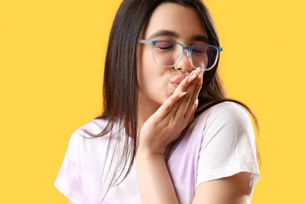 Sarı Arka Planda Gözlük Takan Güzel Bir Genç Kadın — Stok fotoğraf