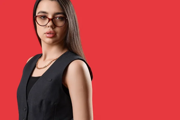 Modische Junge Frau Mit Brille Auf Rotem Hintergrund — Stockfoto