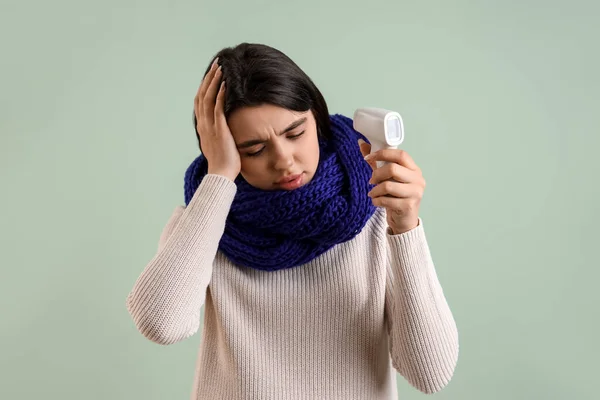Wanita Muda Sakit Dengan Termometer Pada Latar Belakang Mint — Stok Foto