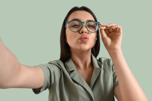 Vacker Ung Kvinna Bär Glasögon Och Selfie Färg Bakgrund — Stockfoto