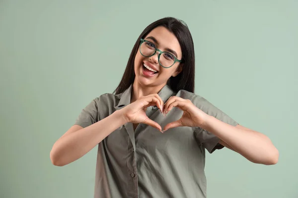Vacker Ung Kvinna Bär Glasögon Och Göra Hjärta Med Händerna — Stockfoto