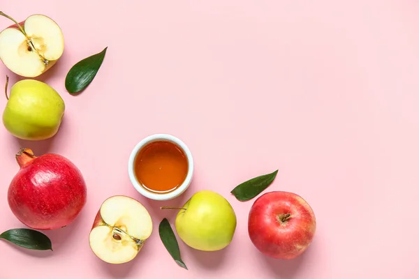 Σύνθεση Ώριμα Μήλα Και Μπολ Μέλι Ροζ Φόντο Rosh Hashanah — Φωτογραφία Αρχείου
