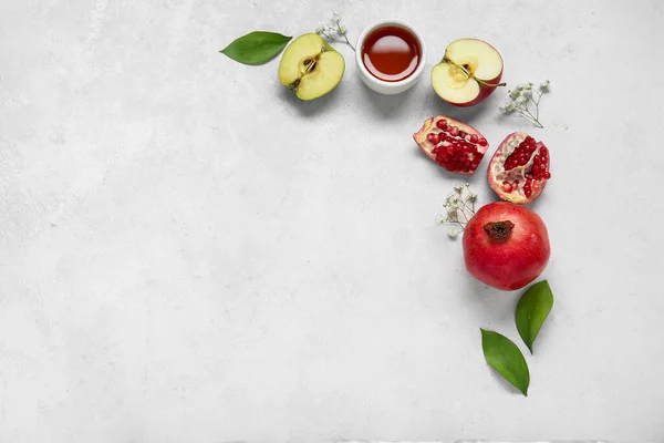 Složení Zralými Jablky Granátovými Jablky Medem Květy Gypsophily Světlém Pozadí — Stock fotografie