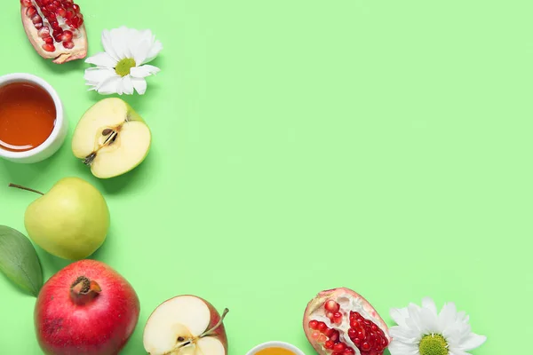 Σύνθεση Ώριμα Φρούτα Λουλούδια Και Μέλι Πράσινο Φόντο Rosh Hashanah — Φωτογραφία Αρχείου