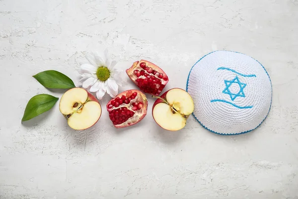 配以泡菜 新鲜水果 花卉和植物叶的清淡底色 Rosh Hashanah 犹太新年 庆祝活动 — 图库照片