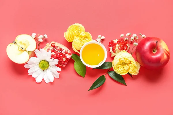 Σύνθεση Μπολ Μέλι Φρούτα Και Λουλούδια Κόκκινο Φόντο Rosh Hashanah — Φωτογραφία Αρχείου