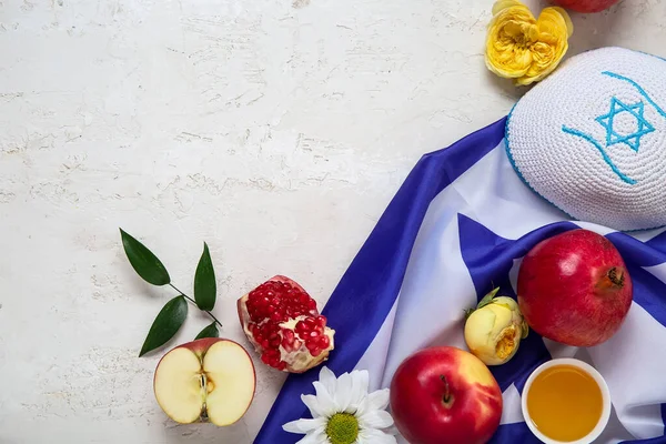 Kippah, İsrail bayrağı, meyve, çiçek ve ballı kompozisyon. Rosh hashanah (Yahudi Yeni Yılı) kutlaması