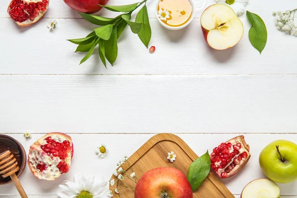 Composición Con Frutas Frescas Flores Miel Sobre Fondo Madera Clara — Foto de Stock