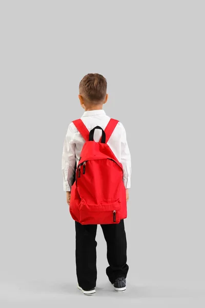 Kleiner Schuljunge Mit Rotem Rucksack Auf Grauem Hintergrund Rückseite — Stockfoto