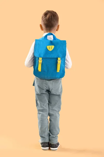 小男中学生 蓝色背包 橙色背景 后视镜 — 图库照片