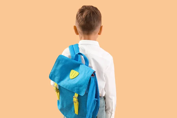 Kis Iskolás Fiú Kék Hátizsák Narancs Háttér Vissza Nézet — Stock Fotó