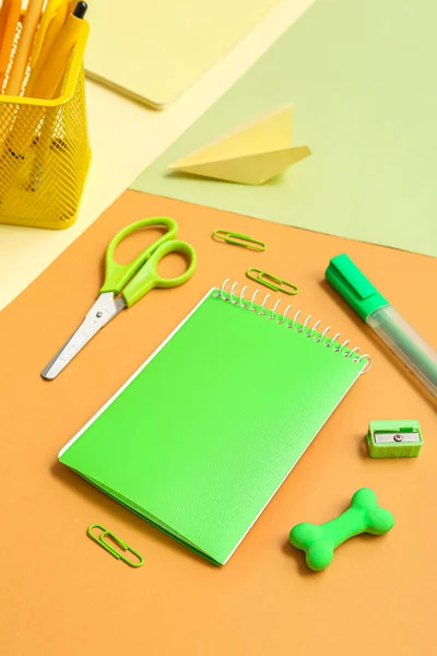 Cuaderno Papelería Escolar Sobre Fondo Color Primer Plano —  Fotos de Stock