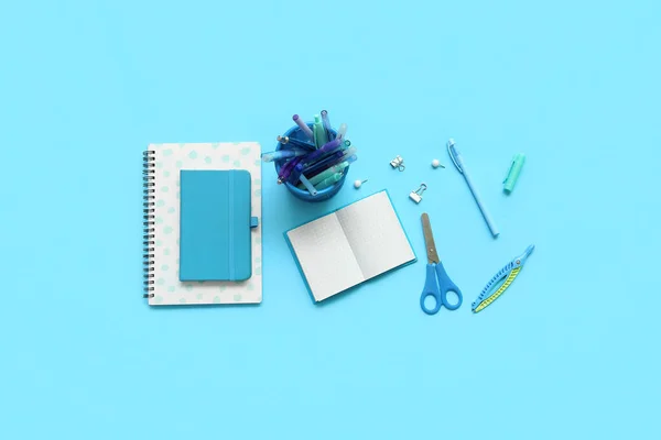 Composición Con Cuadernos Diferentes Artículos Papelería Escolar Sobre Fondo Azul —  Fotos de Stock