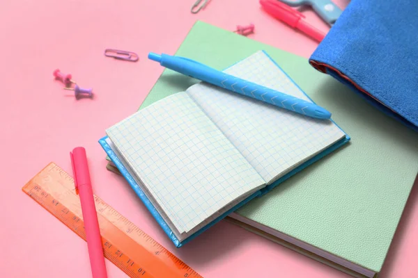 Σημειωματάρια Και Διάφορα Σχολικά Χαρτικά Ροζ Φόντο Κοντινό Πλάνο — Φωτογραφία Αρχείου