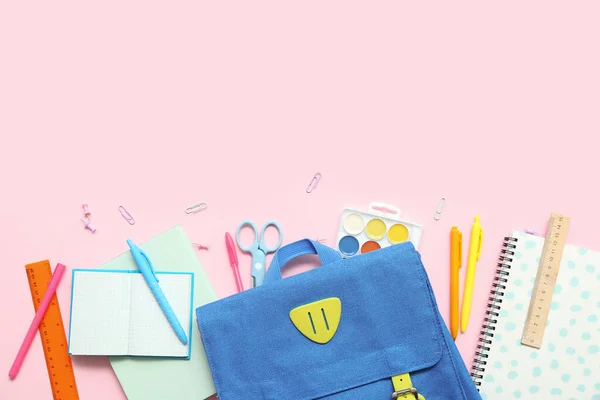 粉红背景不同文具的学校背包 — 图库照片