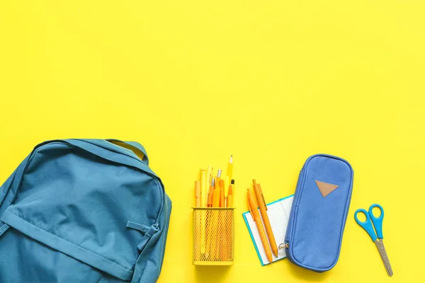 Σχολική Τσάντα Επιστολόχαρτο Κίτρινο Φόντο — Φωτογραφία Αρχείου
