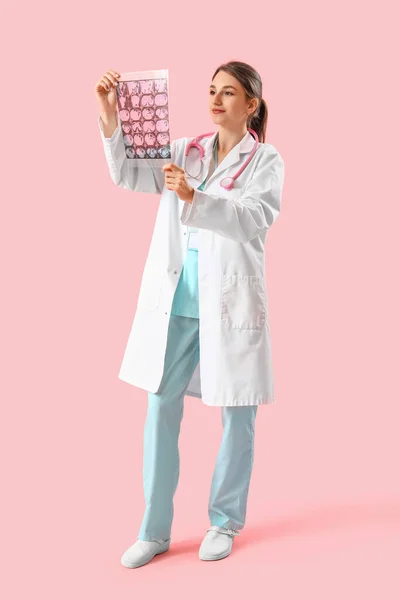 Ženská Lékařská Stážistka Rentgenovým Snímkem Růžovém Pozadí — Stock fotografie