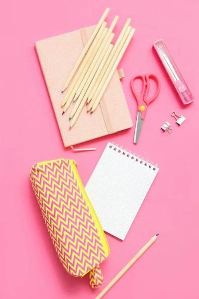 粉色背景的笔记本和学校文具 — 图库照片