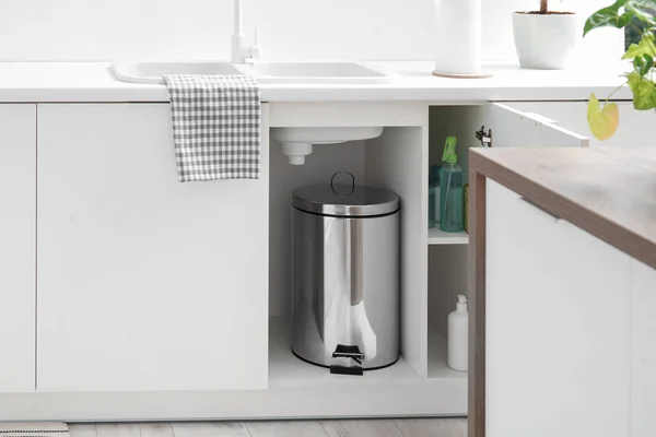 Metallic Trash Bin White Counter Modern Kitchen — Stock Photo, Image