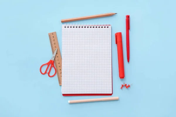 Blanko Notizbuch Mit Unterschiedlicher Schreibwaren Auf Blauem Hintergrund — Stockfoto