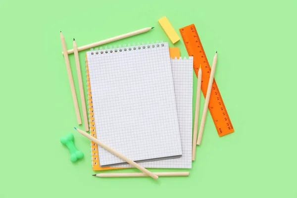 Blanko Notizbuch Mit Unterschiedlicher Schreibwaren Auf Grünem Hintergrund — Stockfoto