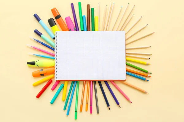 Cadre Composé Différents Marqueurs Crayons Colorés Avec Carnet Vierge Sur — Photo