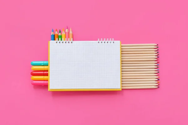 Caderno Branco Com Diferentes Marcadores Coloridos Lápis Sobre Fundo Rosa — Fotografia de Stock