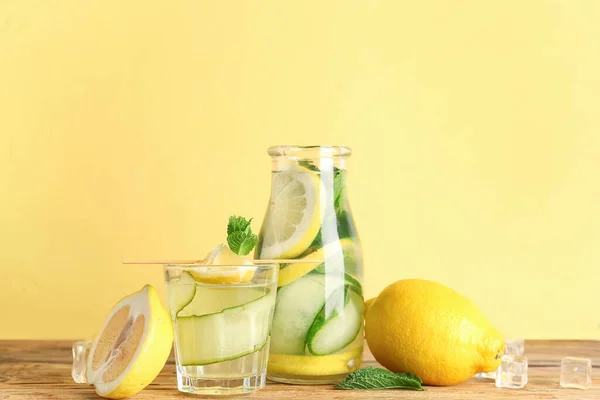 Glas Fles Limonade Met Komkommer Houten Tafel — Stockfoto