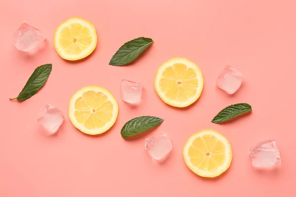 Лимонні Скибочки Кубиками Льоду Ятою Рожевому Фоні — стокове фото
