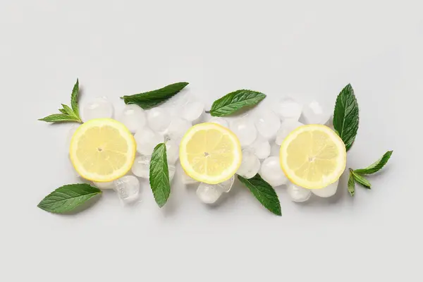 Lemon Iris Dengan Batu Dan Mint Pada Latar Belakang Putih — Stok Foto
